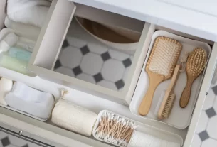 Banheiro pequeno organizado, inspirado no método Marie Kondo em 2025.