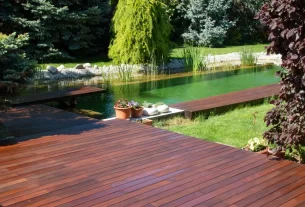 Deck de madeira cumaru instalado em quintal ensolarado