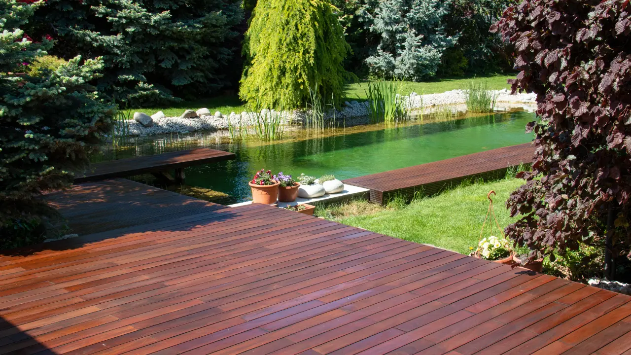 Deck de madeira cumaru instalado em quintal ensolarado