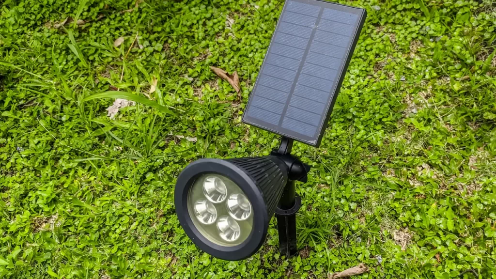 Close-up de um spot LED embutido para iluminação em um jardim