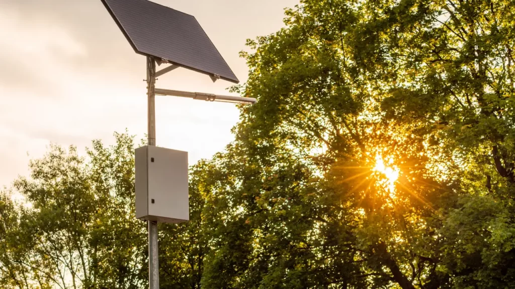 Poste LED solar para iluminar um caminho de jardim