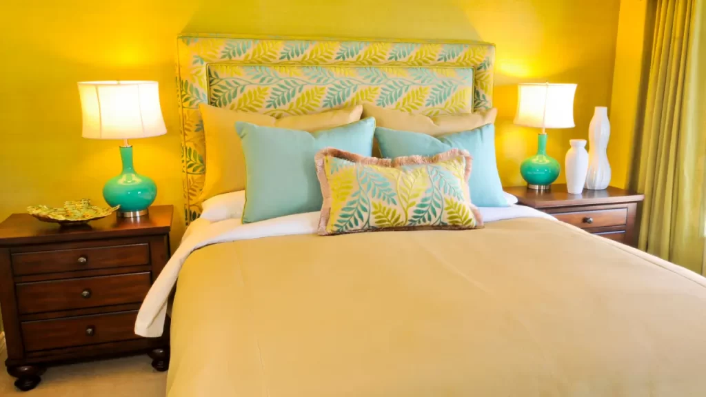 Quarto aconchegante com amarelo manteiga 2025.