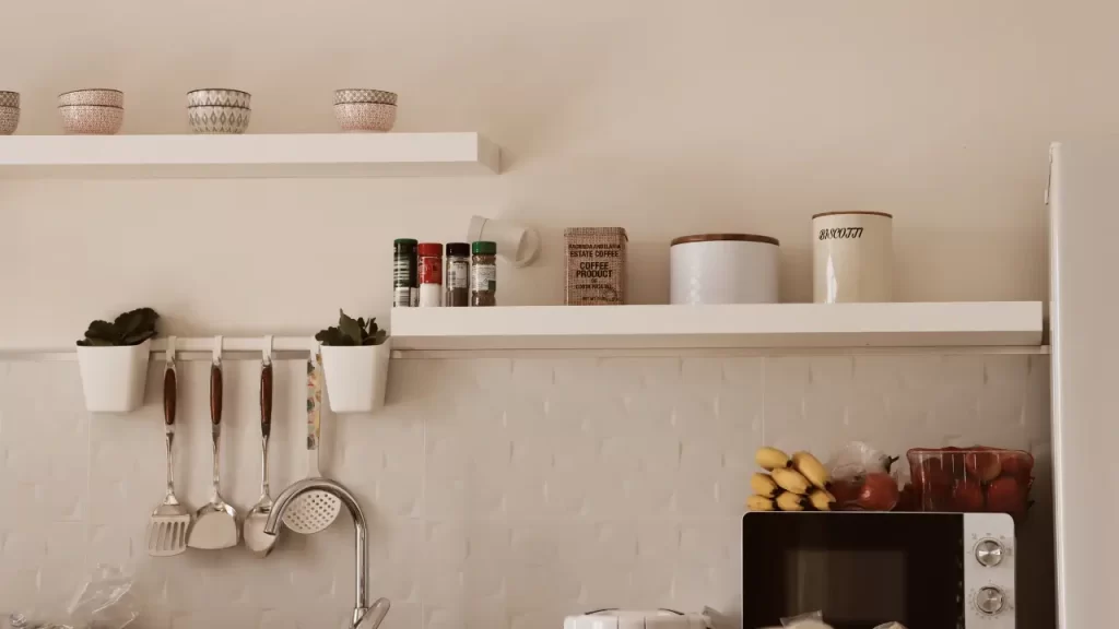 Prateleiras flutuantes em cozinha pequena com produtos baratos que otimizam espaço, organizando temperos e utensílios com estilo.