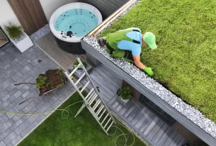 Telhado verde residencial com vegetação exuberante em casa moderna, promovendo sustentabilidade e economia de energia.