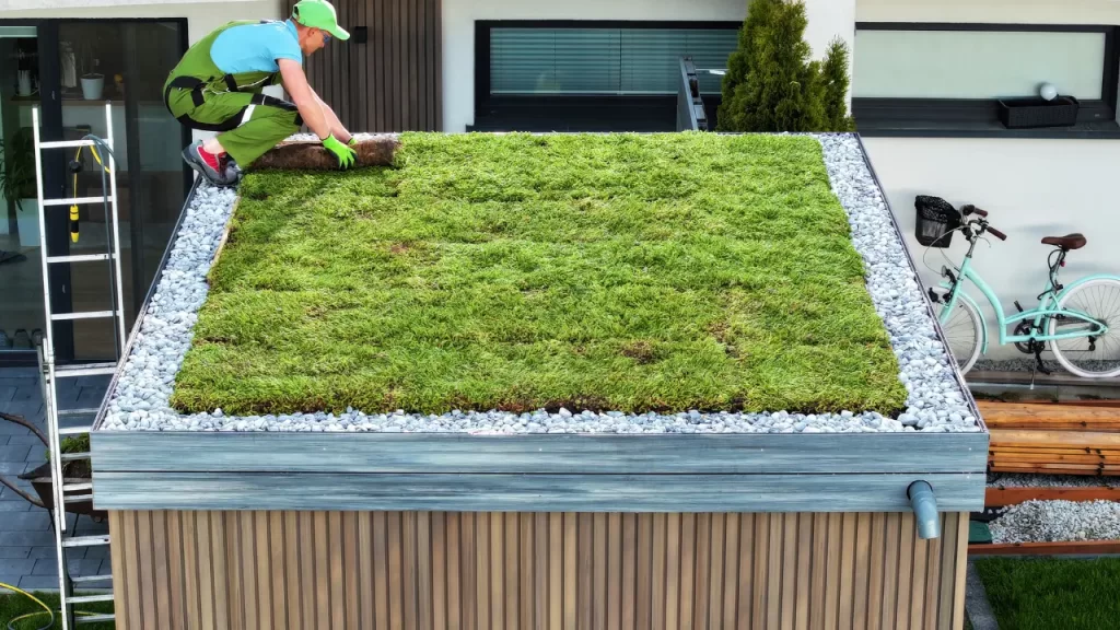 Mãos cuidando de telhado verde, destacando manutenção fácil para sustentabilidade e durabilidade.
