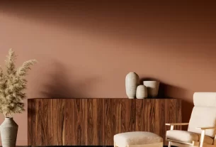 Sala com parede em terracota, uma das cores de decoração de 2025.
