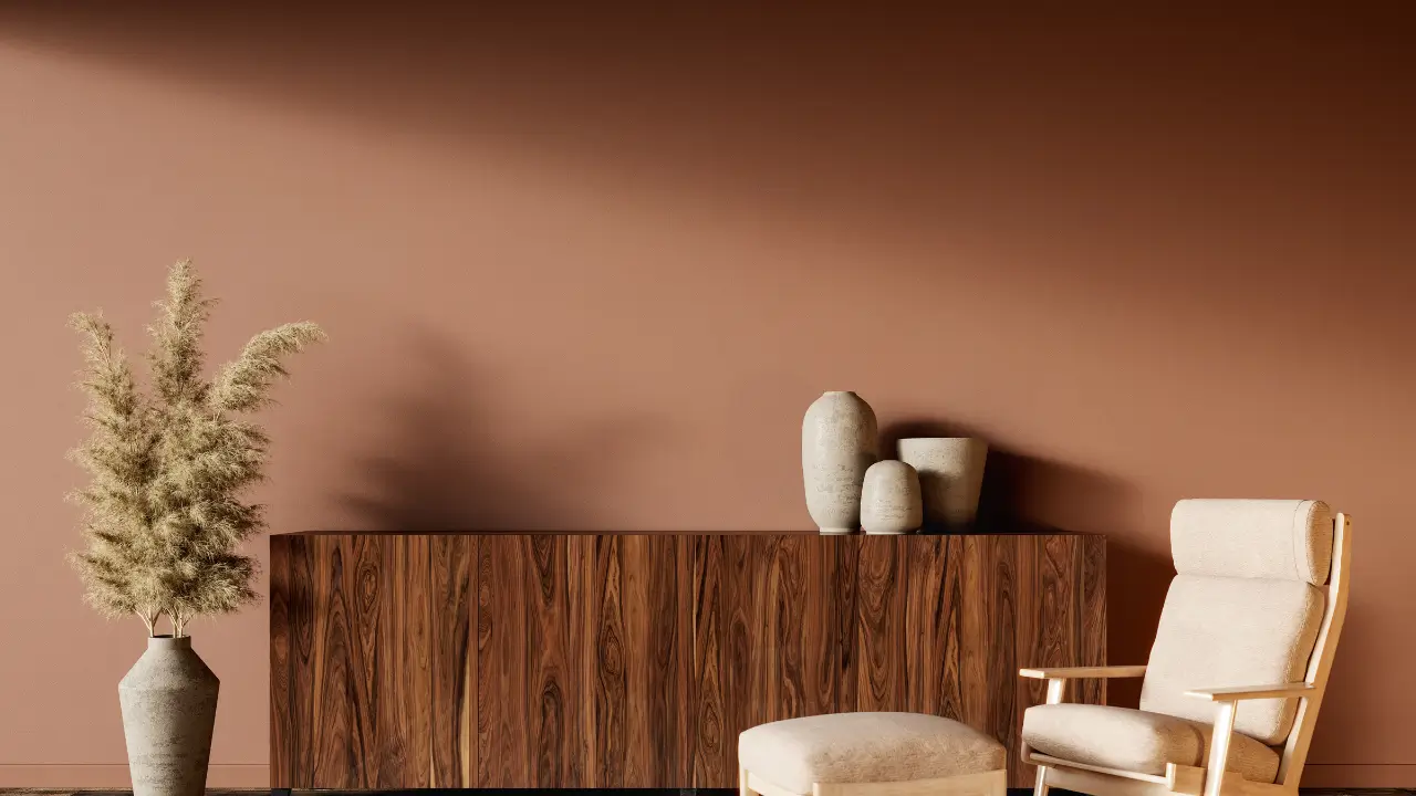 Sala com parede em terracota, uma das cores de decoração de 2025.