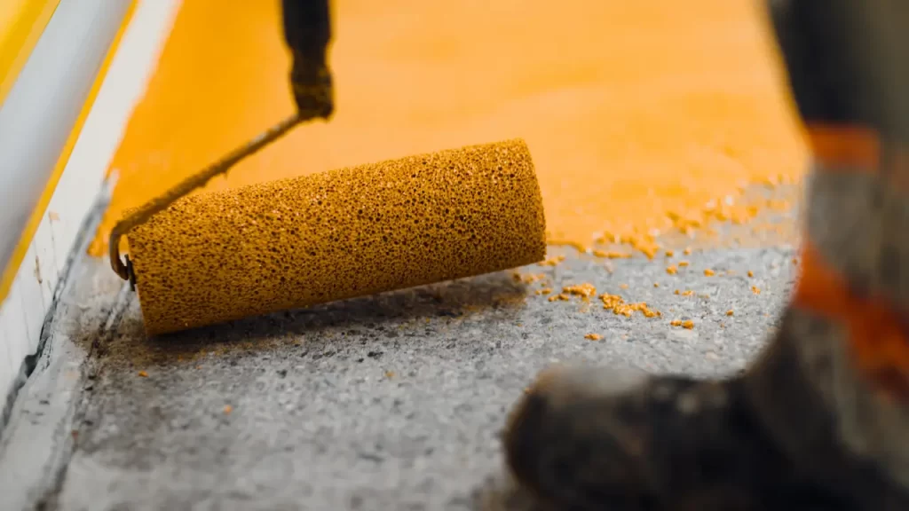 Banheiro reformando com tinta epóxi, ideal para reforma rápida em 2025.
