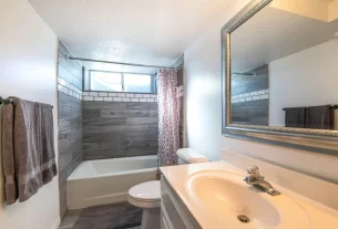 Revestimentos adesivos vinílicos em banheiro para reforma rápida.