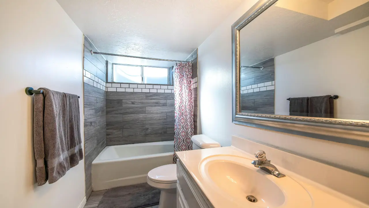 Revestimentos adesivos vinílicos em banheiro para reforma rápida.