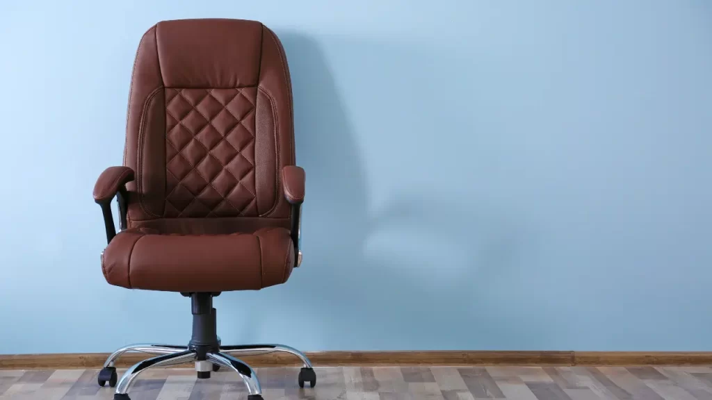 Escritório com paredes em azul sereno, cor de decoração de 2025.