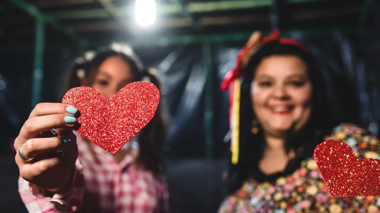 Mulheres segurando cartões coloridos de correio elegante