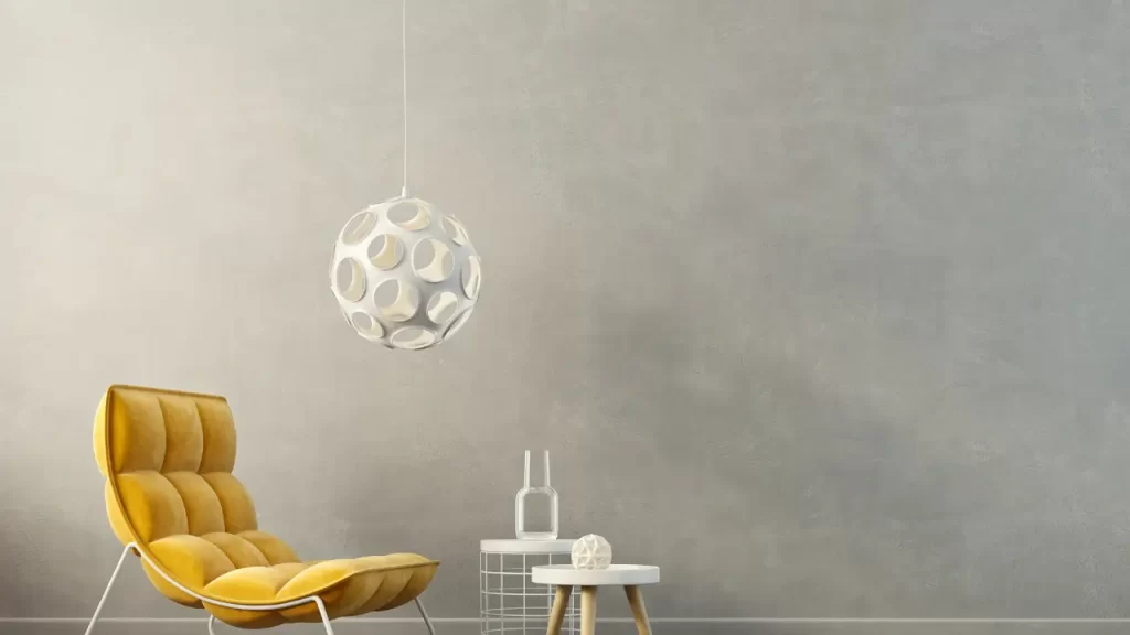 Cadeira pintada de amarelo mostarda, cor de decoração de 2025.