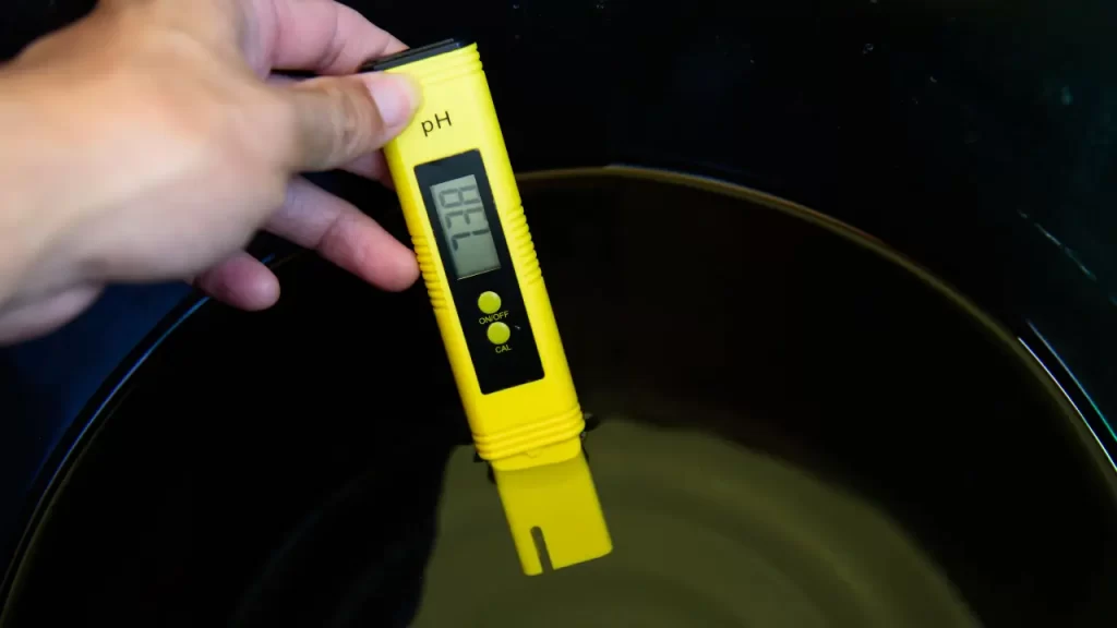 Medidor de pH digital para cultivo hidropônico, essencial para horta vertical.
