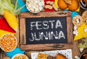 Mesa de madeira decorada para festa junina 2025 com doces típicos