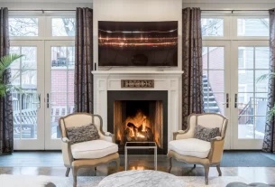 Lareira elétrica ou a gás embutida em um painel de madeira em uma sala de estar moderna em 2025.