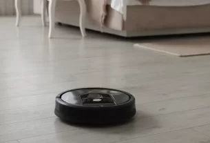 Robôs organizadores inteligente limpando o piso, mostrando a automação residencial em ação