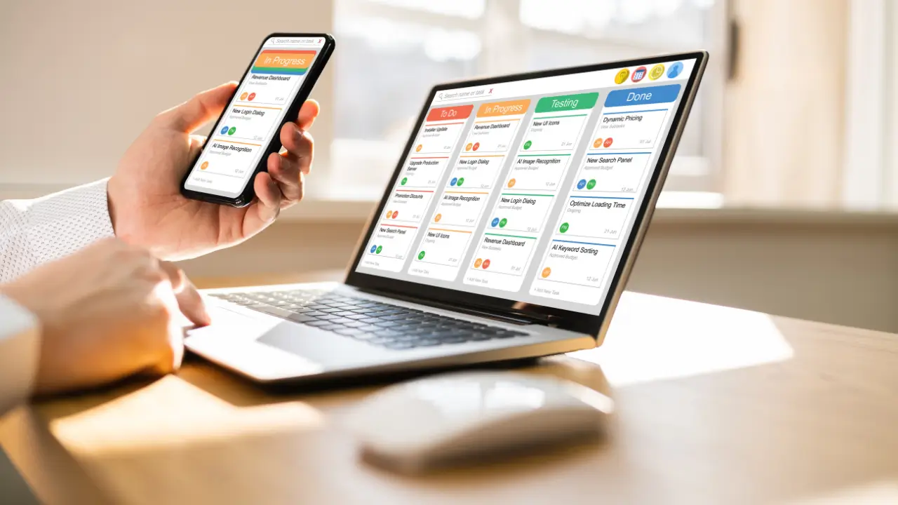 Tela de aplicativo mostrando quadros Kanban com listas de tarefas para organizar a casa.