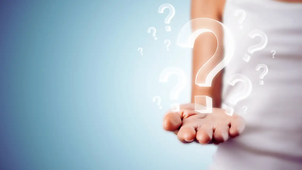 Ilustração de um ponto de interrogação sobre mão, representando a escolha do app ideal.