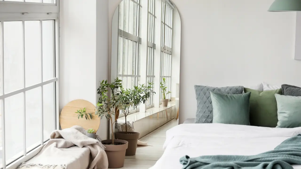 Luz reflete em paredes claras e como um espelho cria a percepção de profundidade em um quarto.