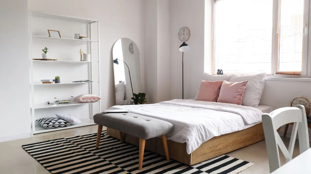 Após aplicar os truques de decoração para quarto pequeno, parece amplo, organizado e muito aconchegante.