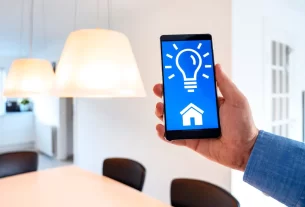 Ilustração de uma lâmpada acesa sobre um celular, simbolizando a solução de um problema com apps de organização.