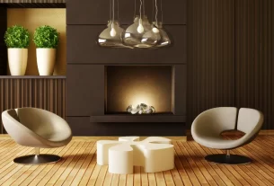 Sala de estar minimalista com um grande armário invisível, pintado da mesma cor da parede e com puxadores discretos.