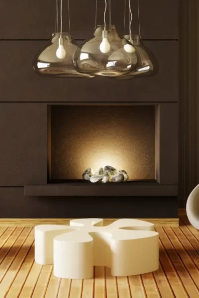 Sala de estar minimalista com um grande armário invisível, pintado da mesma cor da parede e com puxadores discretos.