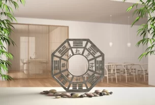 Sala de estar decorada com princípios do Feng Shui Moderno, mostrando fluxo livre, plantas e boa iluminação para atrair prosperidade.