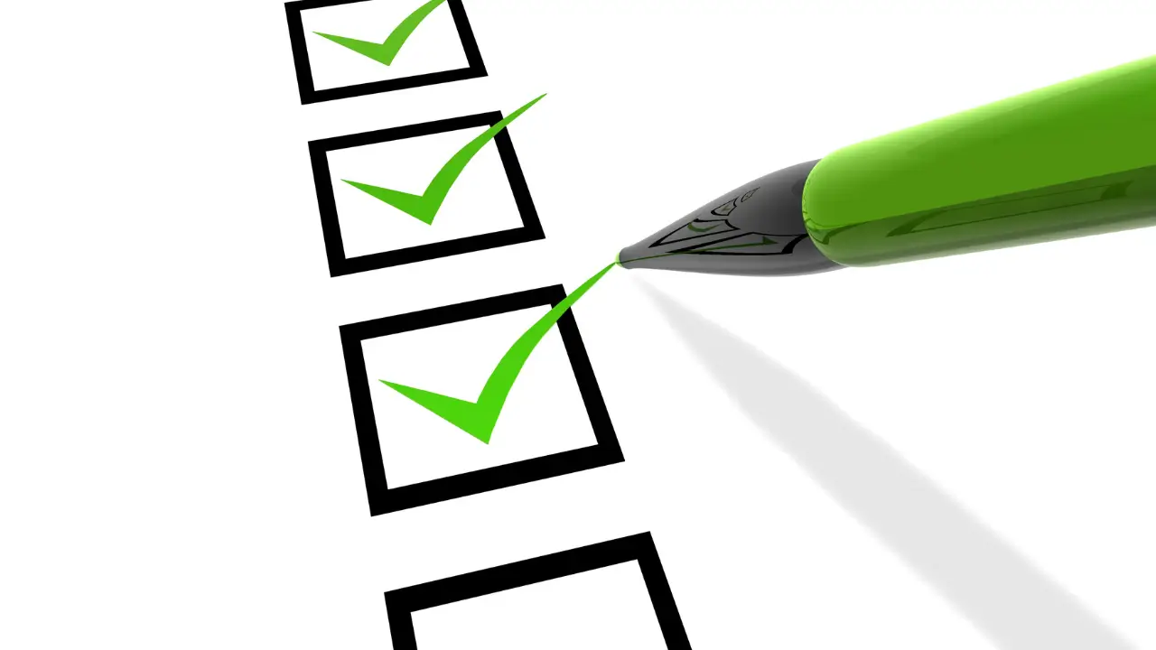 Checklist visual com ícones para os passos da compostagem: escolher método, separar resíduos, cobrir com matéria seca.