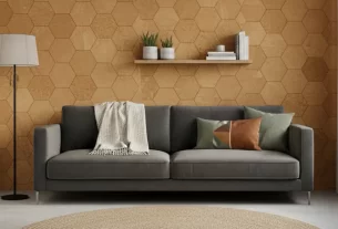 Parede de uma sala de estar moderna revestida com painéis de cortiça, destacando a sua textura natural e acolhedora.