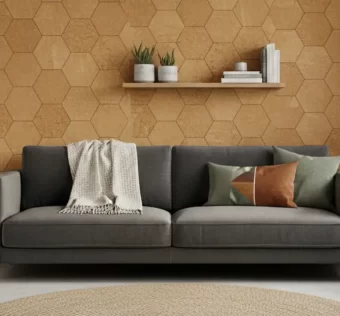 Parede de uma sala de estar moderna revestida com painéis de cortiça, destacando a sua textura natural e acolhedora.